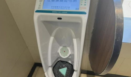 商场安装健康检测小便池引质疑,便捷还是疑虑？公众对新型检测方式的争议与思考